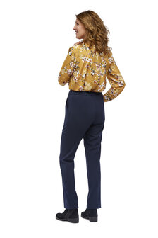 7185 Aangepaste dames pantalon/broek voorzien van elastische band in rolstoel